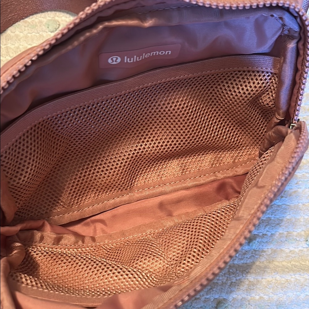 lululemon athletica Dusty Rose Crossbody Belt Bag - Picture 3 of 7